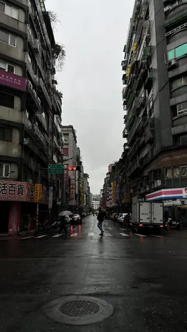 雨上がりの都会の情景