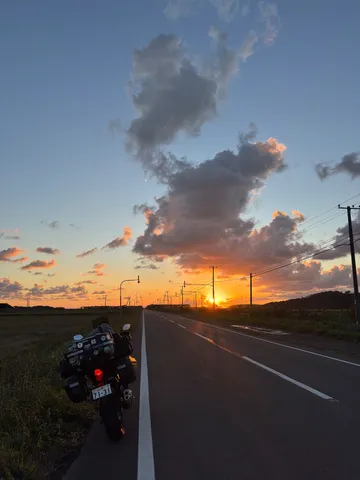 夕暮れの直線に旅の余韻