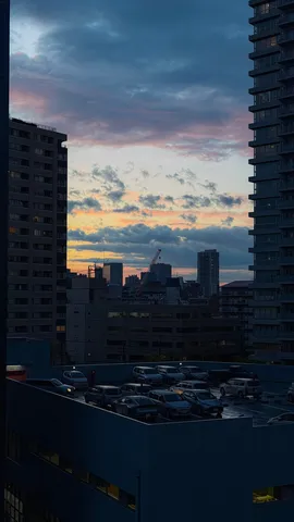 茜色に輝く街の空