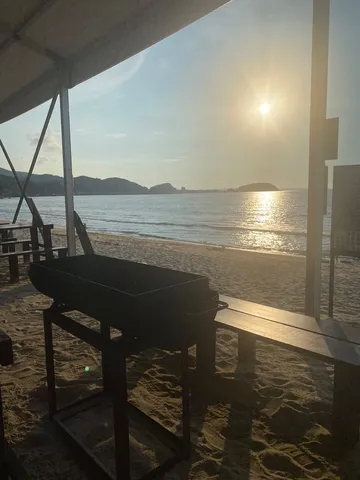 陽光きらめく海辺のグリル