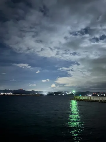 都会と夜空の静かな時間