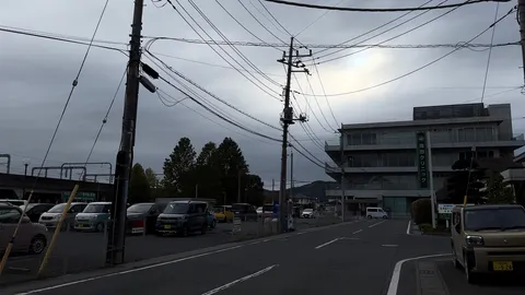 曇天の街角に絡む電線の影