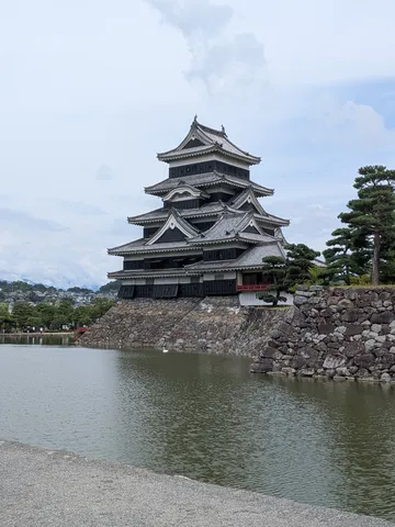 黒い城と水面の静寂