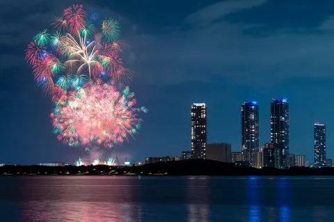 きらめく水面と夜空の大輪