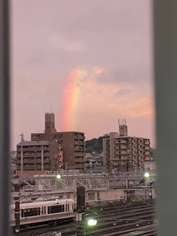 街並みと空彩る七色の虹