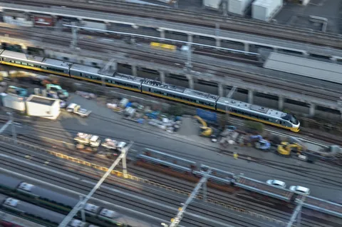高架を疾走する都市の列車