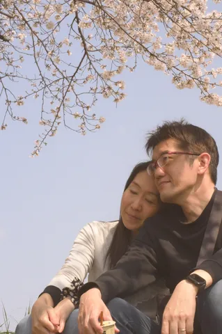春風と二人、満開の桜の下で