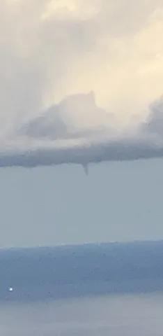 雲の下にミニ竜巻！？