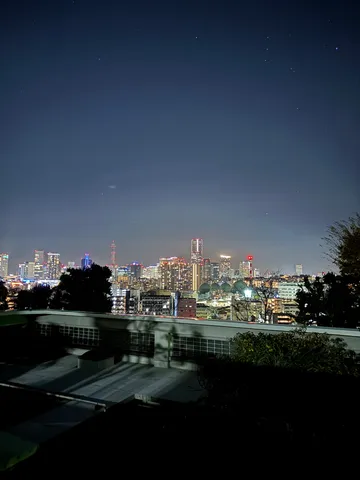 夜景と静かな空の境界