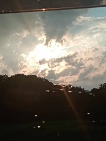 雲間から差し込む光の神秘