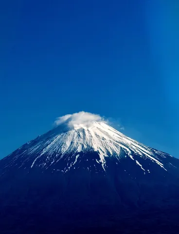 紺碧の空、白き峰