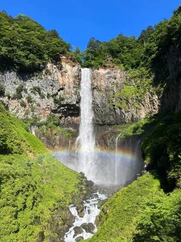 壮麗な滝と七色の架け橋