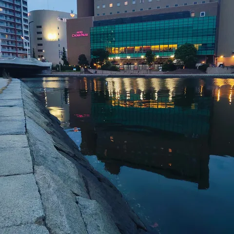 都会の夜景と水面のリフレクション
