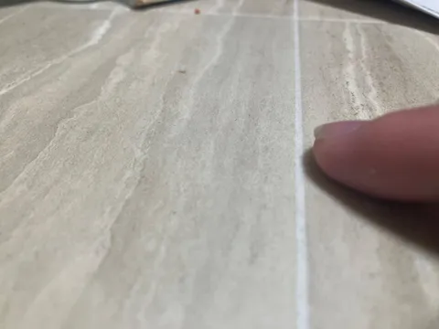 静かな床の縁と指先
