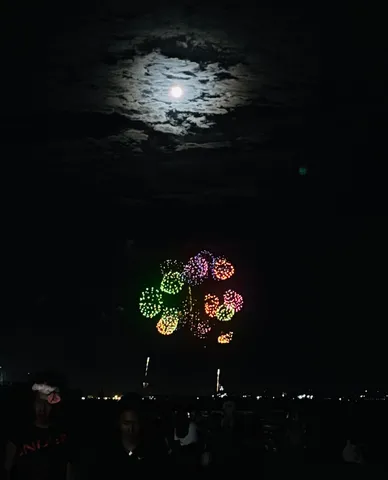 満月と夜空の花火