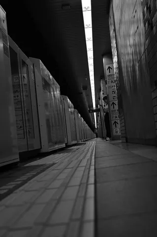 地下鉄の夜、静寂のホーム