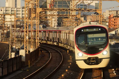 光を浴びてカーブを行く列車
