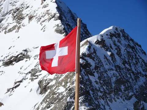 アルプスの雄大な景色とスイス国旗