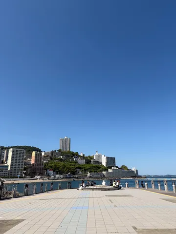 都会と海辺のコントラスト