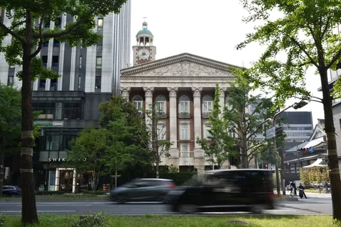 歴史と現代が交差する街角