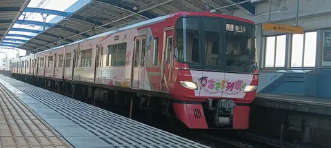 カラフルな列車と駅の日常