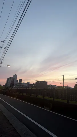 空と街、電線のシンフォニー