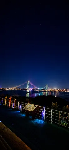 夜空と光が織りなす架け橋