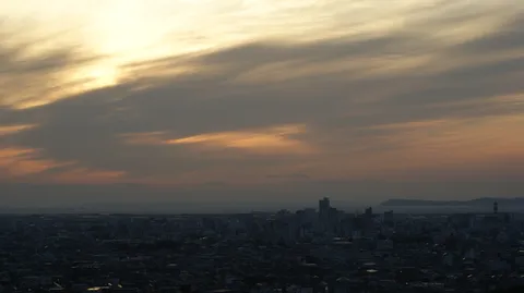 夕暮れの都市の静けさ