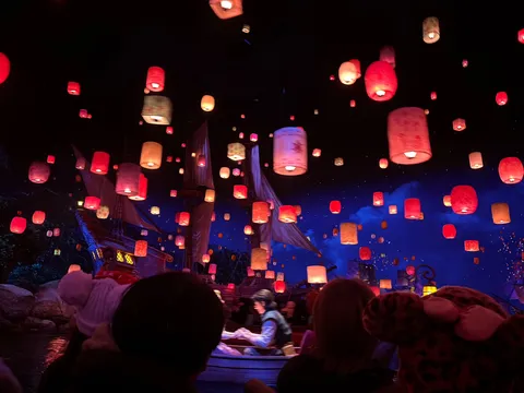灯籠が紡ぐ夜の海景