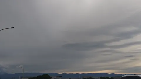 静寂の空と遠い山並み
