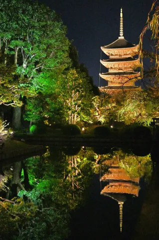 闇夜に浮かぶ五重塔、水面に映る幻想