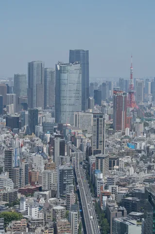 都会の重なり、空へと伸びる道