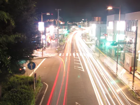 夜を駆け抜ける光の軌跡
