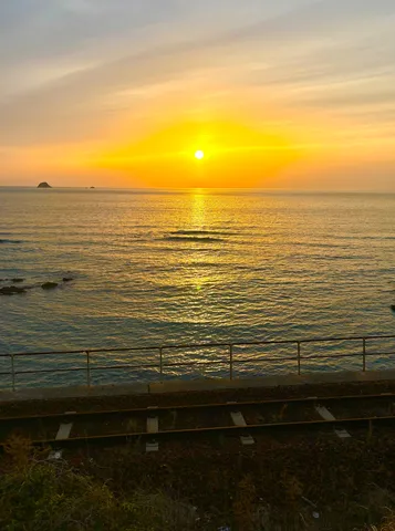 線路の向こう、黄金の海と空
