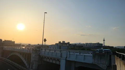 夕焼けに染まる橋
