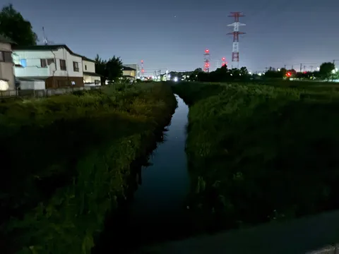夜の静寂、水路と鉄塔