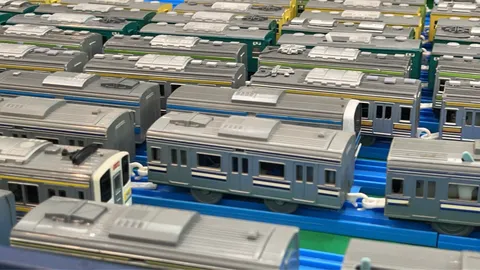 ずらりと並んだ銀色の列車たち