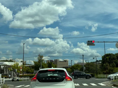 信号待ち、夏の雲と街並み