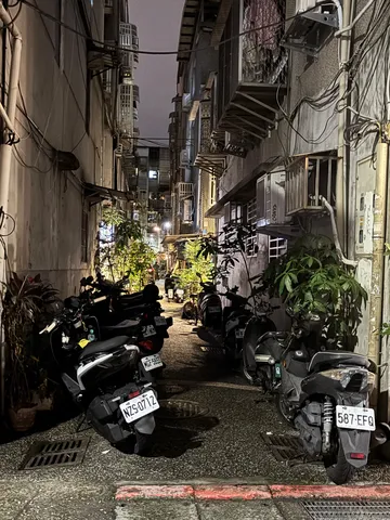 夜の路地裏、バイクと空調機