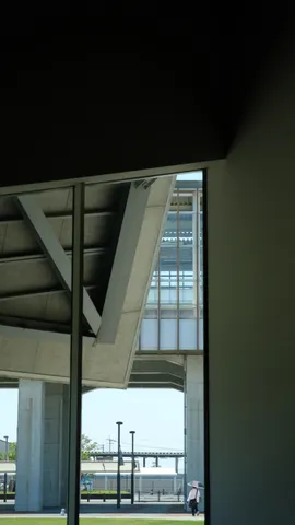 雨傘が映える、近未来的な駅の風景