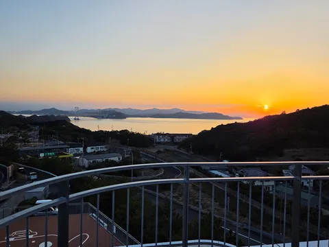 夕陽と海と橋の影