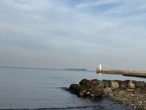 灯台と海辺の静かな時間