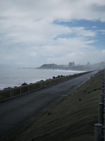霧雨の海岸線、モノクロームの風景