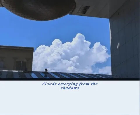 空と建物のコントラスト