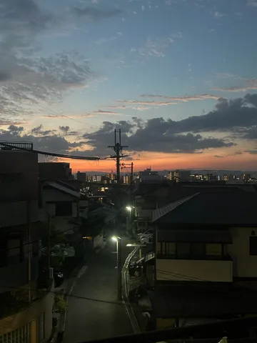 黄昏時の街灯が灯る路地裏