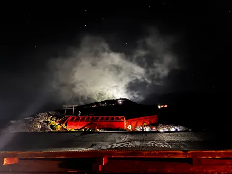 夜霧に浮かぶ、燃えるような赤