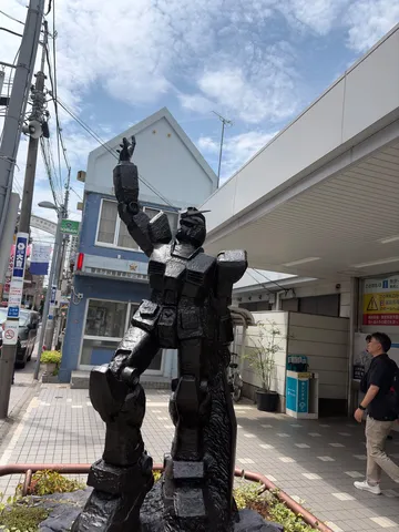 街角に現れた黒い巨神