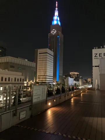 青き光の摩天楼、夜の帳に