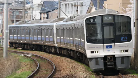 カーブを駆ける通勤電車