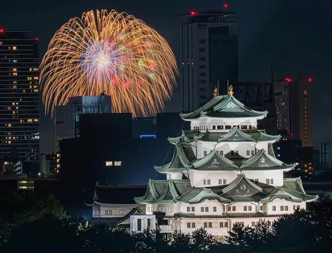 古城を飾る夜空の祝祭